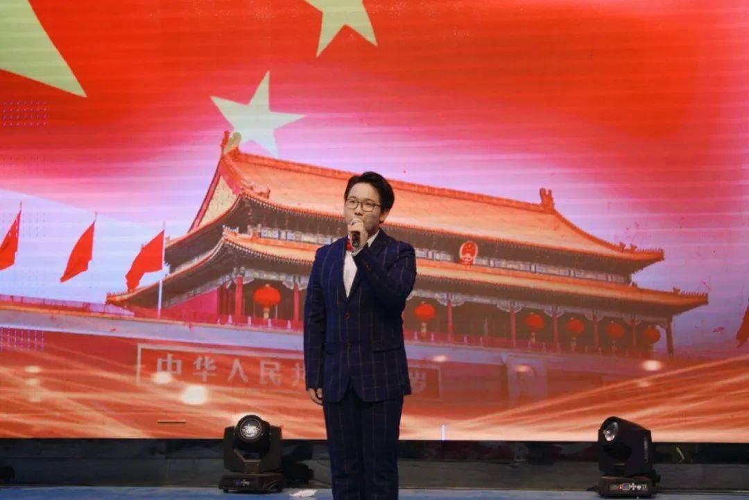 逃离废弃的卡车场